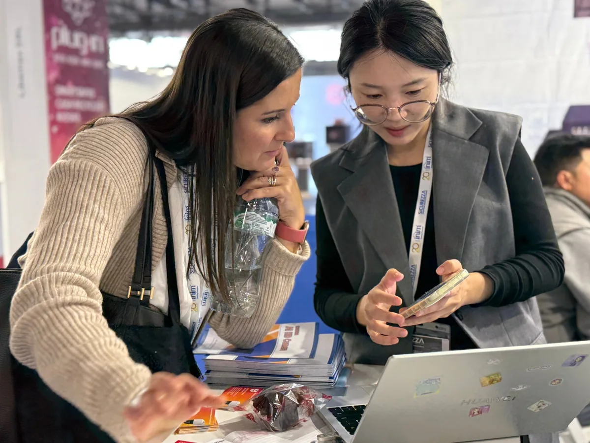 AtBingo sales manager demonstrating a camera app to a visitor at a security trade show